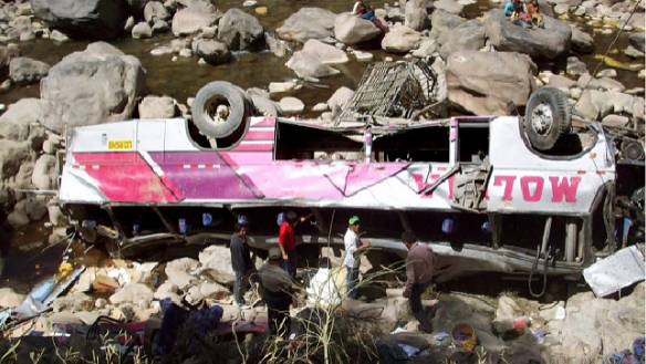 Автобус упал в ущелье в Пакистане, 15 погибли